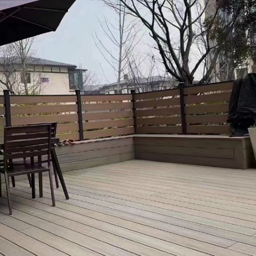 广州别墅庭院共挤压花塑木地板围栏整体制作案例